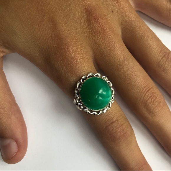 Green Stone Vintage Ring - Picture 4 of 7